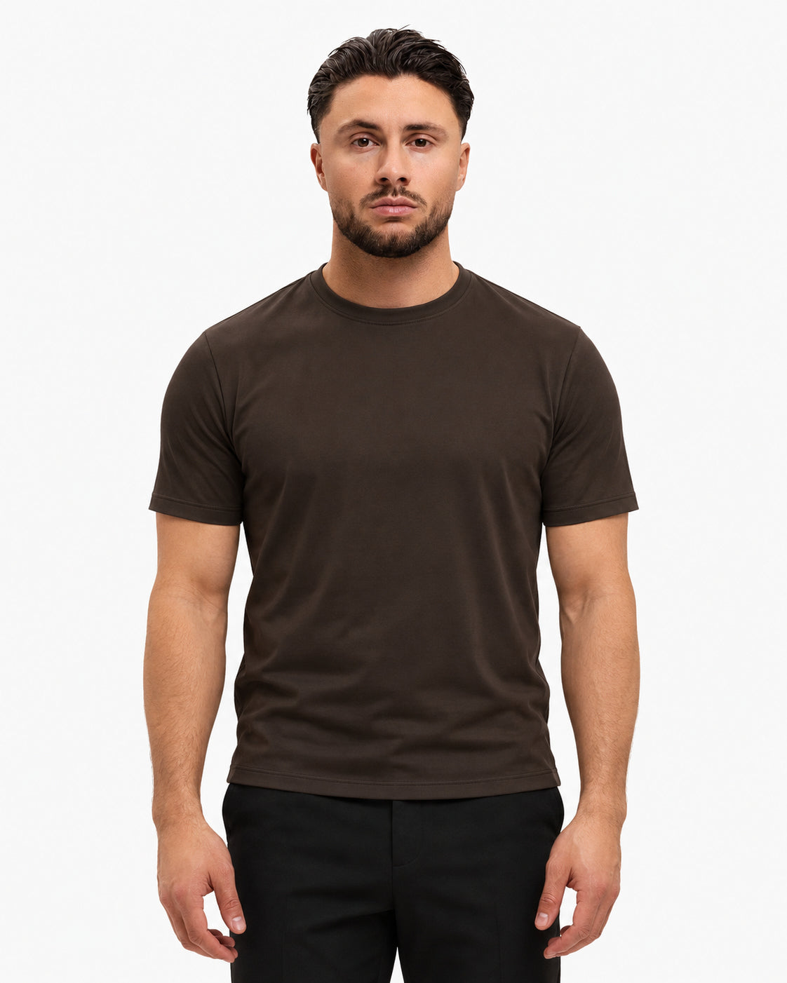 Gloss Essential Shirt deep-brown – studio front, zwarte pantalon