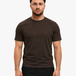 Gloss Essential Shirt deep-brown – studio front, zwarte pantalon