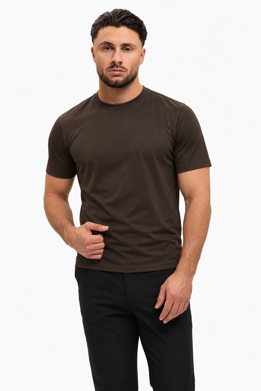 Gloss Essential Shirt deep-brown – studio pose, zwarte pantalon