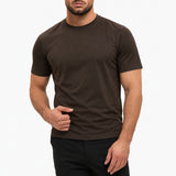 Gloss Essential Shirt deep-brown – studio pose, zwarte pantalon