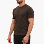 Gloss Essential Shirt deep-brown – studio side, zwarte pantalon