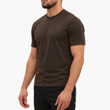 Gloss Essential Shirt deep-brown – studio side, zwarte pantalon