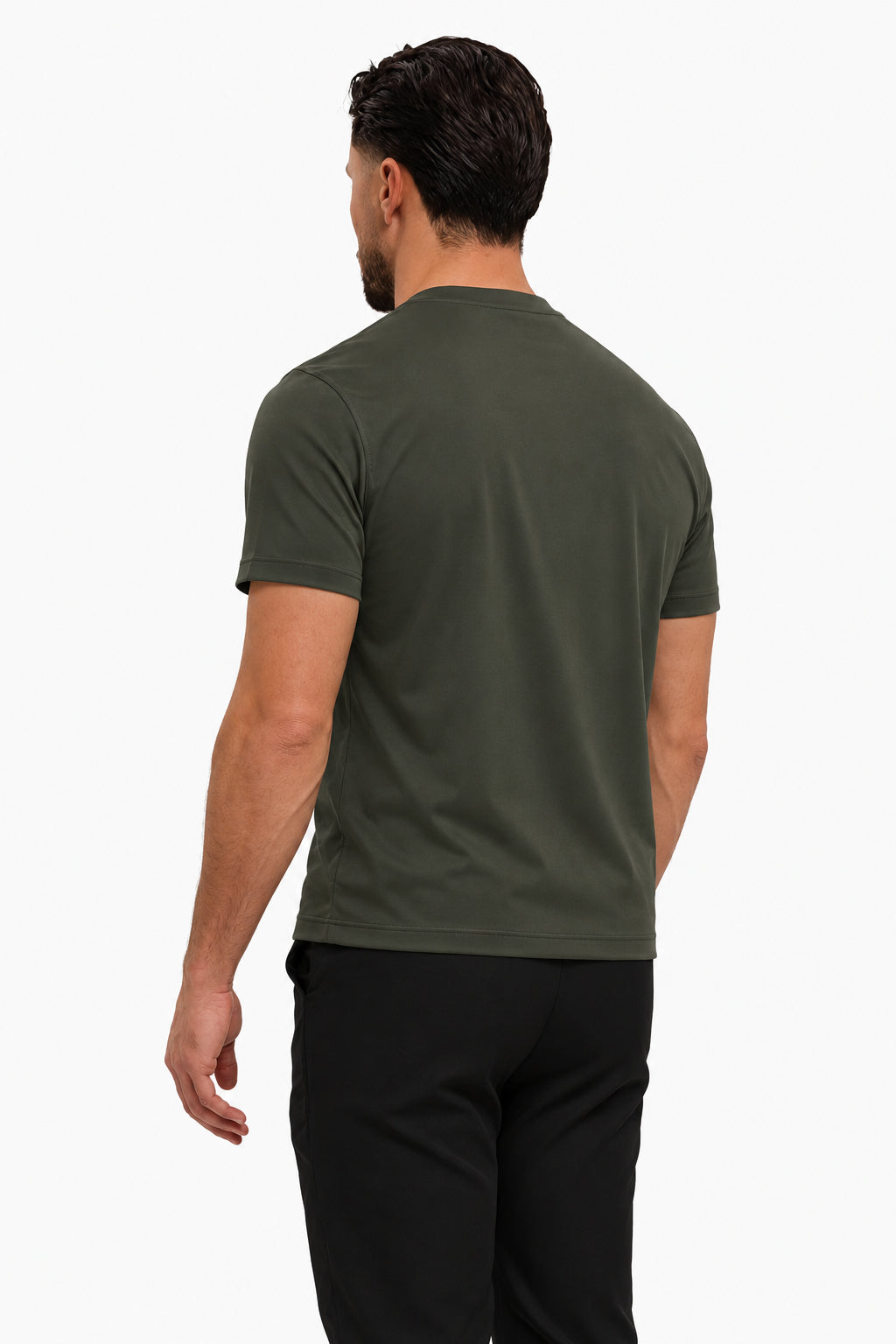 Gloss Essential Shirt midnight-olive – studio back, zwarte pantalon