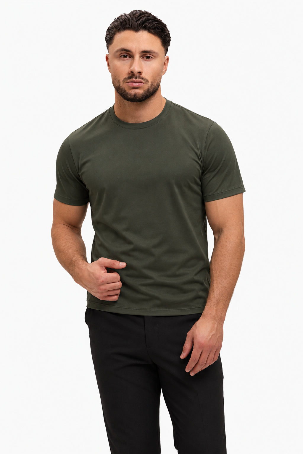 Gloss Essential Shirt midnight-olive – studio pose, zwarte pantalon