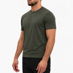 Gloss Essential Shirt midnight-olive – studio side, zwarte pantalon