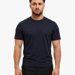 Gloss Essential Shirt navy – studio front, zwarte pantalon
