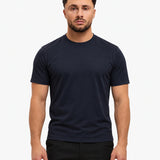 Gloss Essential Shirt navy – studio front, zwarte pantalon