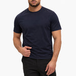 Gloss Essential Shirt navy – studio pose, zwarte pantalon