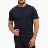 Gloss Essential Shirt navy – studio pose, zwarte pantalon