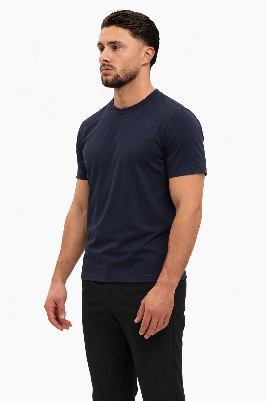 Gloss Essential Shirt navy – studio side, zwarte pantalon