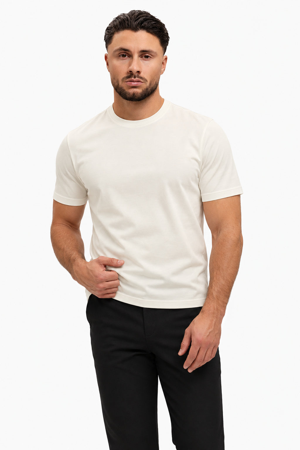 Gloss Essential Shirt off-white – studio pose, zwarte pantalon