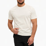 Gloss Essential Shirt off-white – studio pose, zwarte pantalon