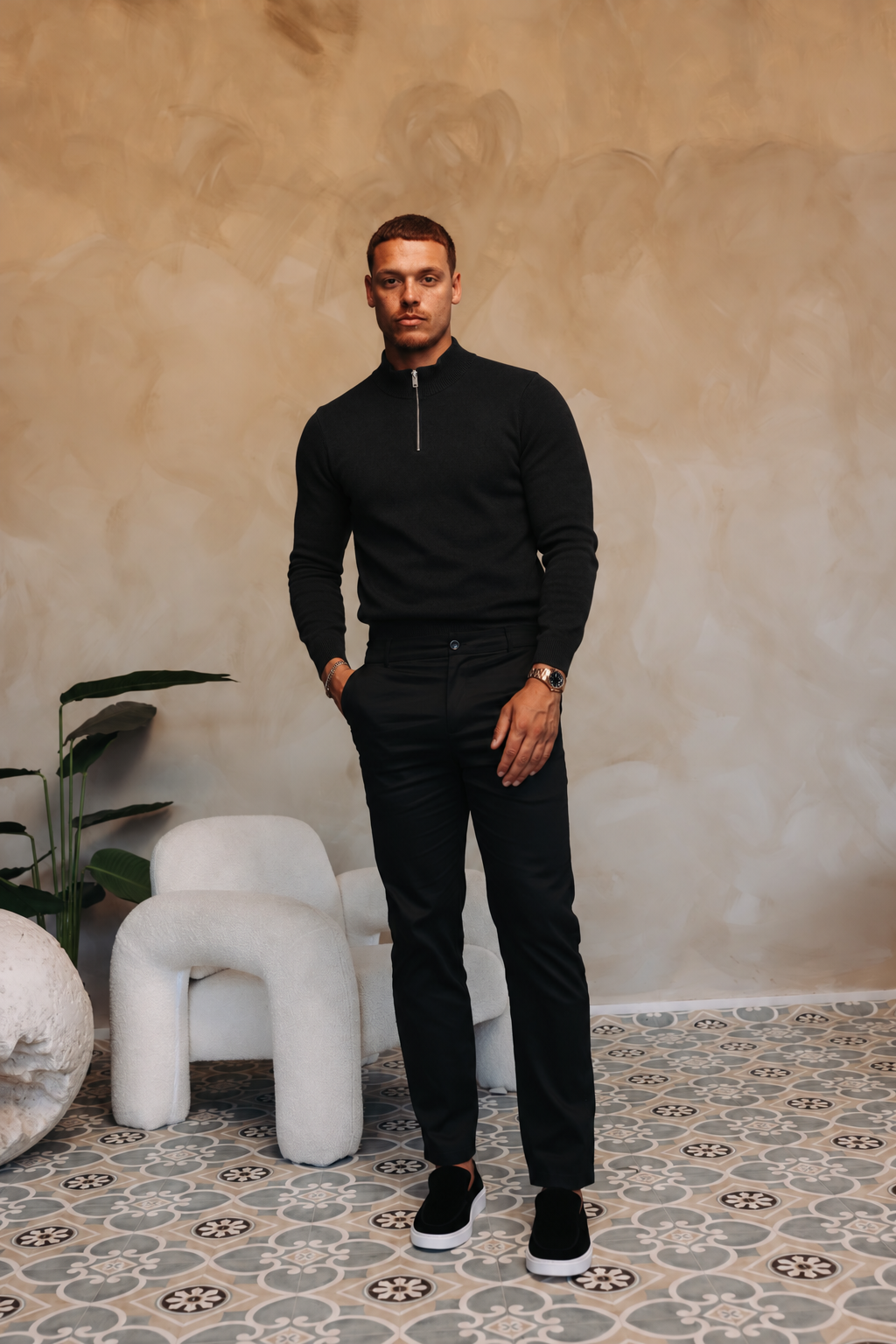 HALF ZIP KNIT | BLACK — lifestyle met zwarte broek, pose 04