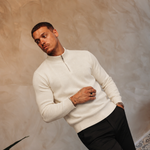 HALF ZIP KNIT | CREME — lifestyle met zwarte broek, pose 01