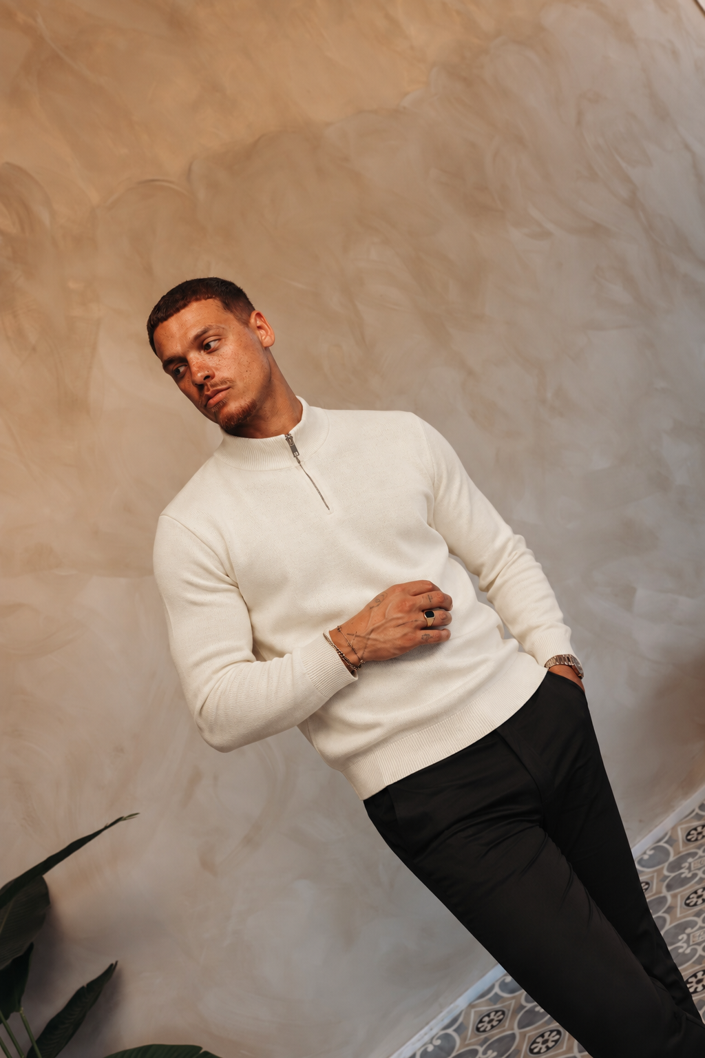 HALF ZIP KNIT | CREME — lifestyle met zwarte broek, pose 01