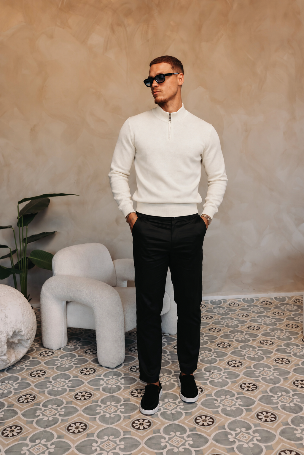 HALF ZIP KNIT | CREME — lifestyle met zwarte broek, pose 04