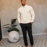 HALF ZIP KNIT | CREME — lifestyle met zwarte broek, pose 03