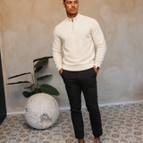 HALF ZIP KNIT | CREME — lifestyle met zwarte broek, pose 03