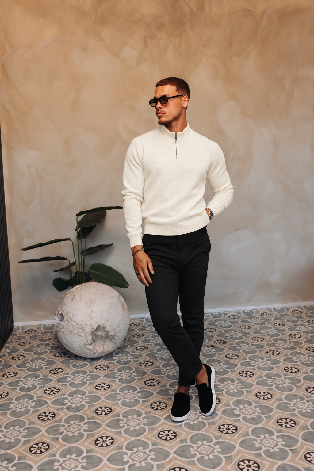 HALF ZIP KNIT | CREME — lifestyle met zwarte broek, pose 02