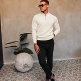 HALF ZIP KNIT | CREME — lifestyle met zwarte broek, pose 02