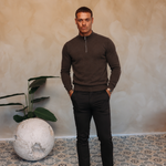 HALF ZIP KNIT | DARK BROWN — lifestyle met zwarte broek, pose 04