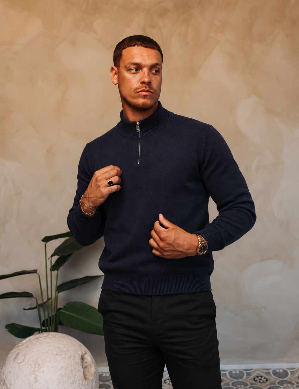 HALF ZIP KNIT | NAVY — lifestyle met zwarte broek, pose 01