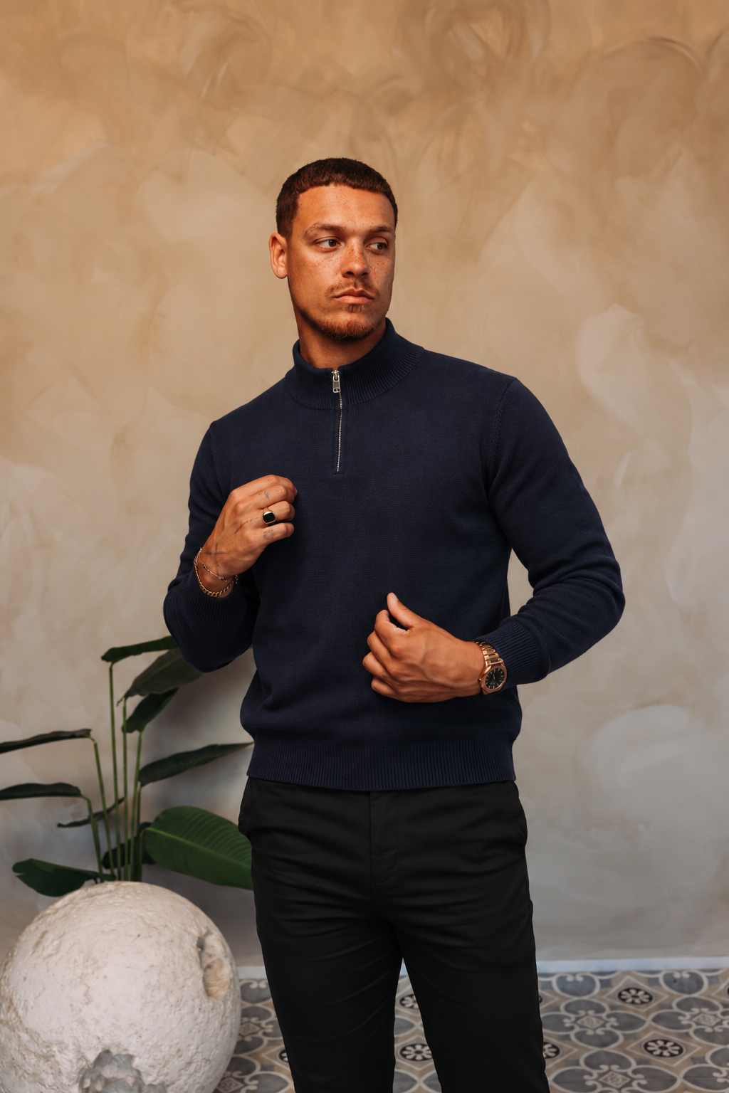 HALF ZIP KNIT | NAVY — lifestyle met zwarte broek, pose 01