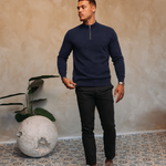 HALF ZIP KNIT | NAVY — lifestyle met zwarte broek, pose 03