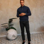 HALF ZIP KNIT | NAVY — lifestyle met zwarte broek, pose 04