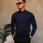 HALF ZIP KNIT | NAVY — lifestyle met zwarte broek, pose 02