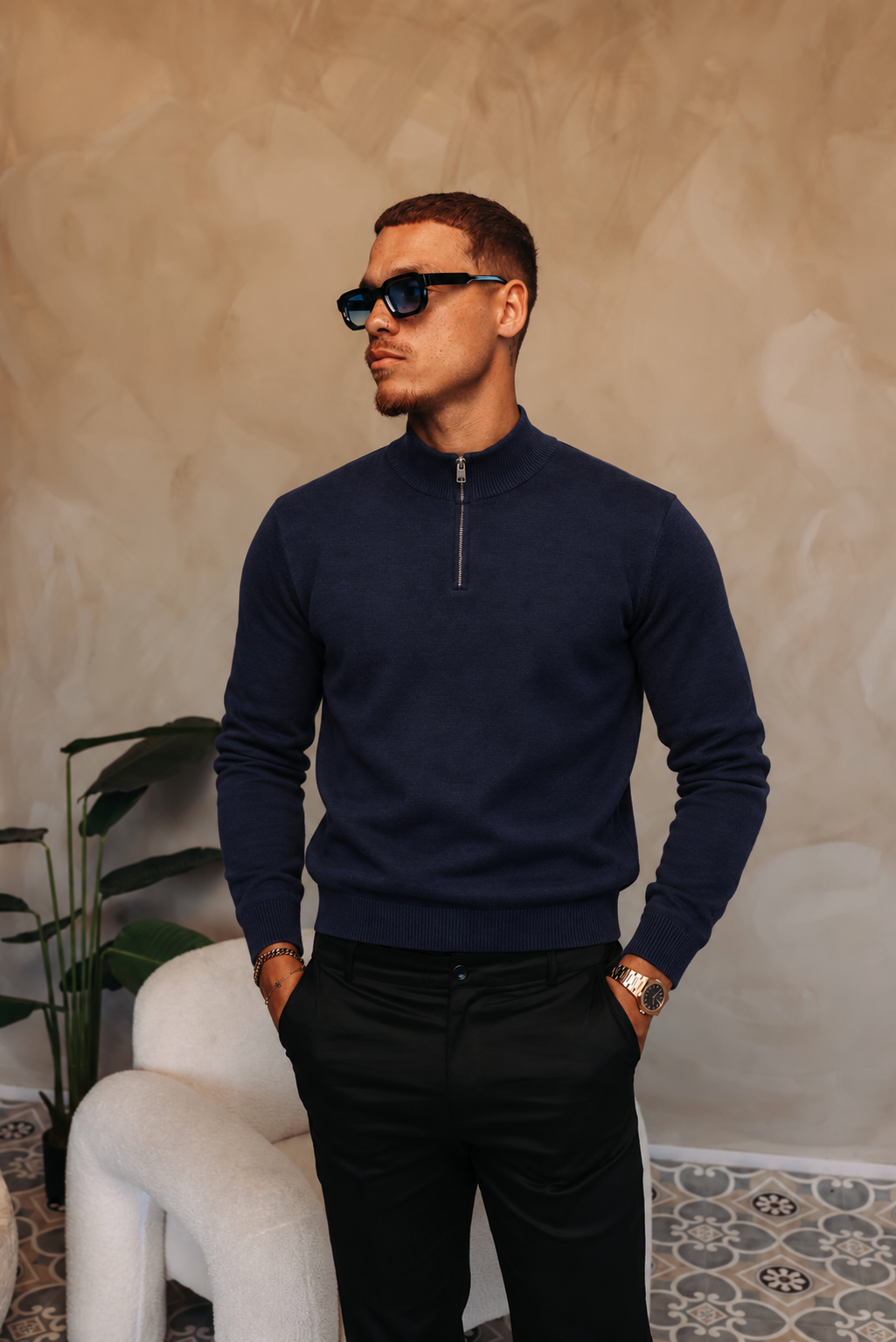 HALF ZIP KNIT | NAVY — lifestyle met zwarte broek, pose 02