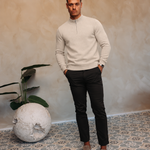 HALF ZIP KNIT | SAND — lifestyle met zwarte broek, pose 03