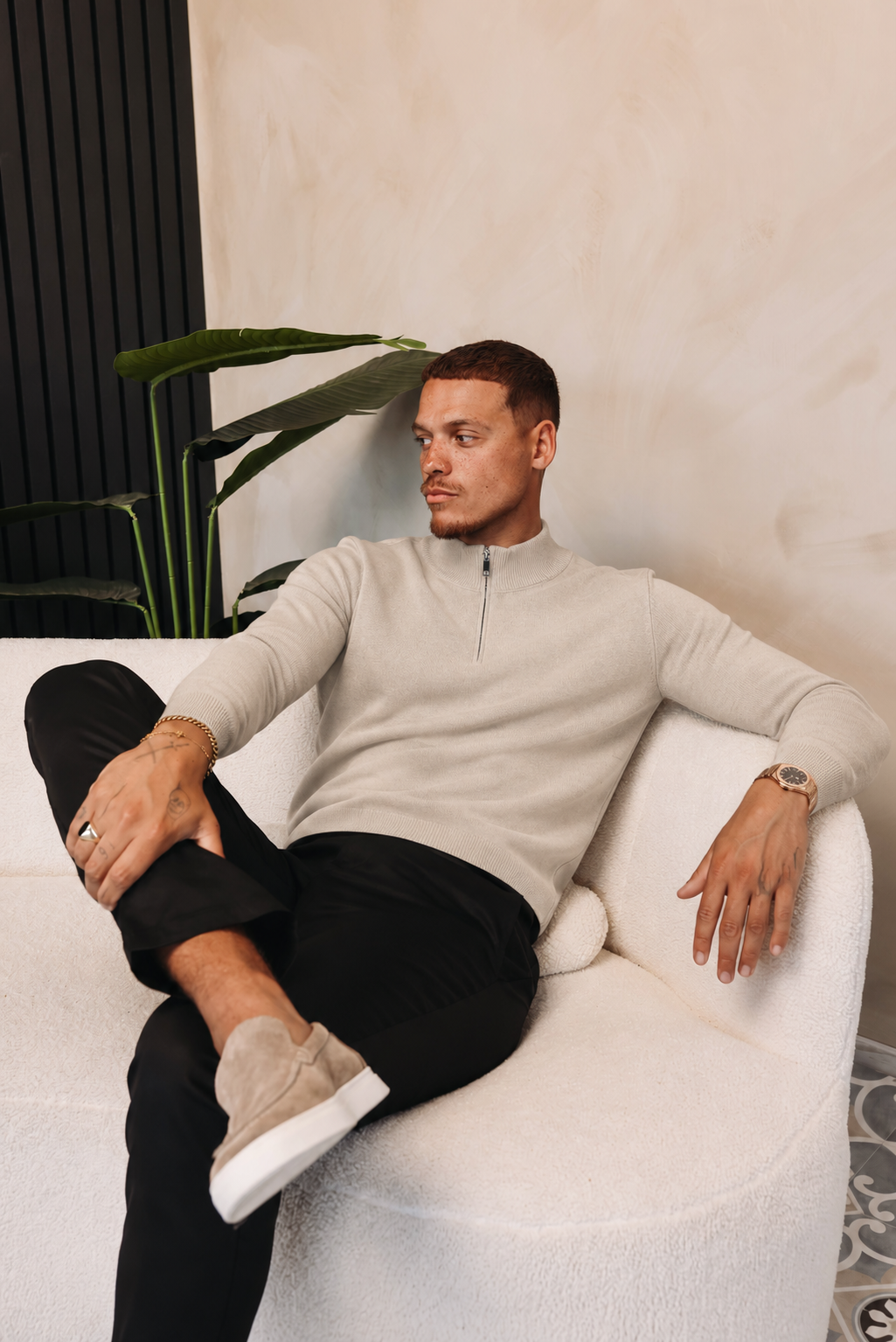 HALF ZIP KNIT | SAND — lifestyle met zwarte broek, pose 02
