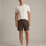 CORE LINNEN SHORT DEEP BROWN - studio op model