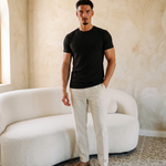 Model draagt Classic Cotton T-Shirt Black muscle fit - editorial