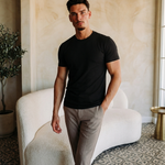 Model draagt Classic Cotton T-Shirt Black muscle fit - editorial