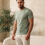 Model draagt Classic Cotton T-Shirt Mint muscle fit - editorial