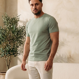 Model draagt Classic Cotton T-Shirt Mint muscle fit - editorial
