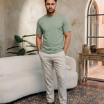 Model draagt Classic Cotton T-Shirt Mint muscle fit - editorial