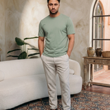 Model draagt Classic Cotton T-Shirt Mint muscle fit - editorial
