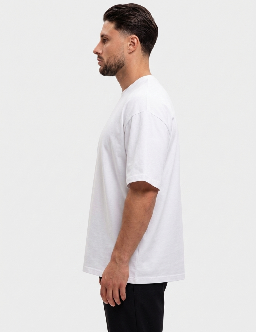 Oversized Cotton T-Shirt White — zijkant, oversized fit met dropped shoulders