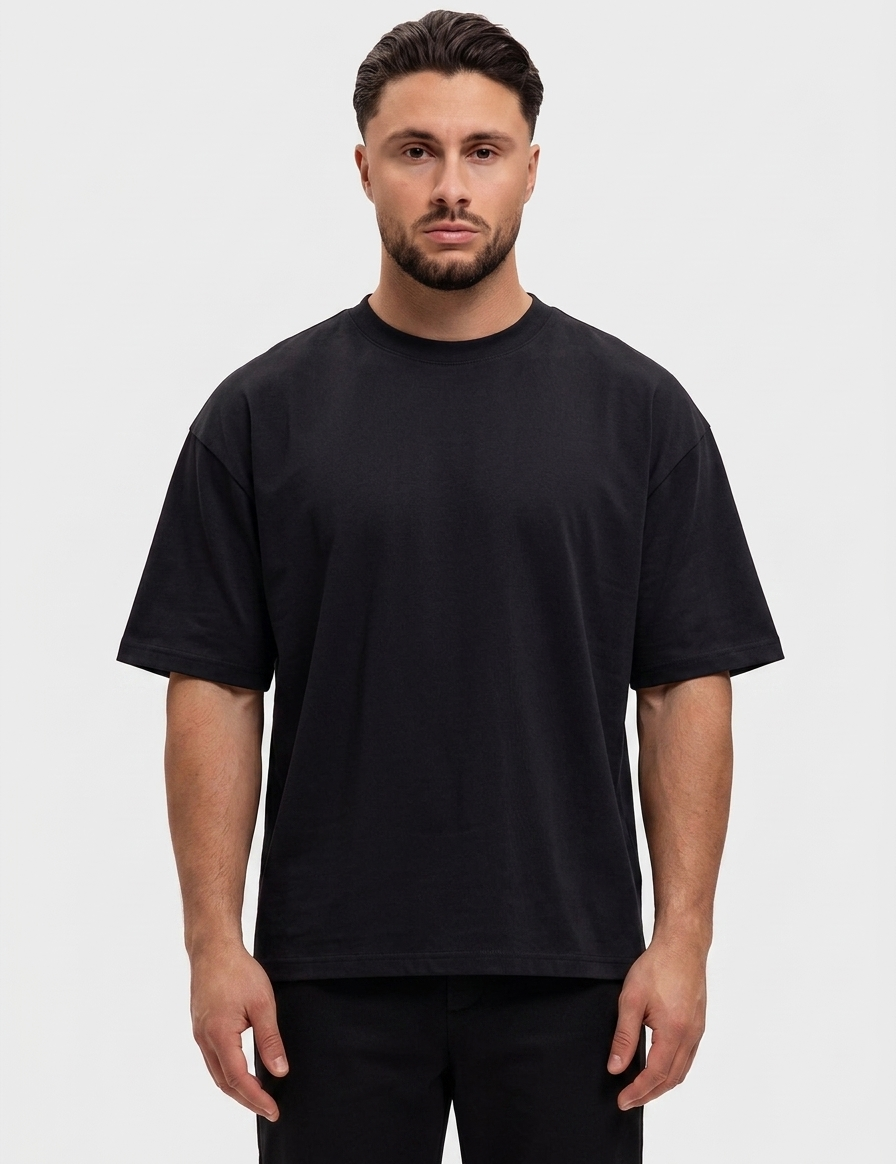 Oversized Cotton T-Shirt Black — voorkant, Calvin (1,83 m) draagt maat S