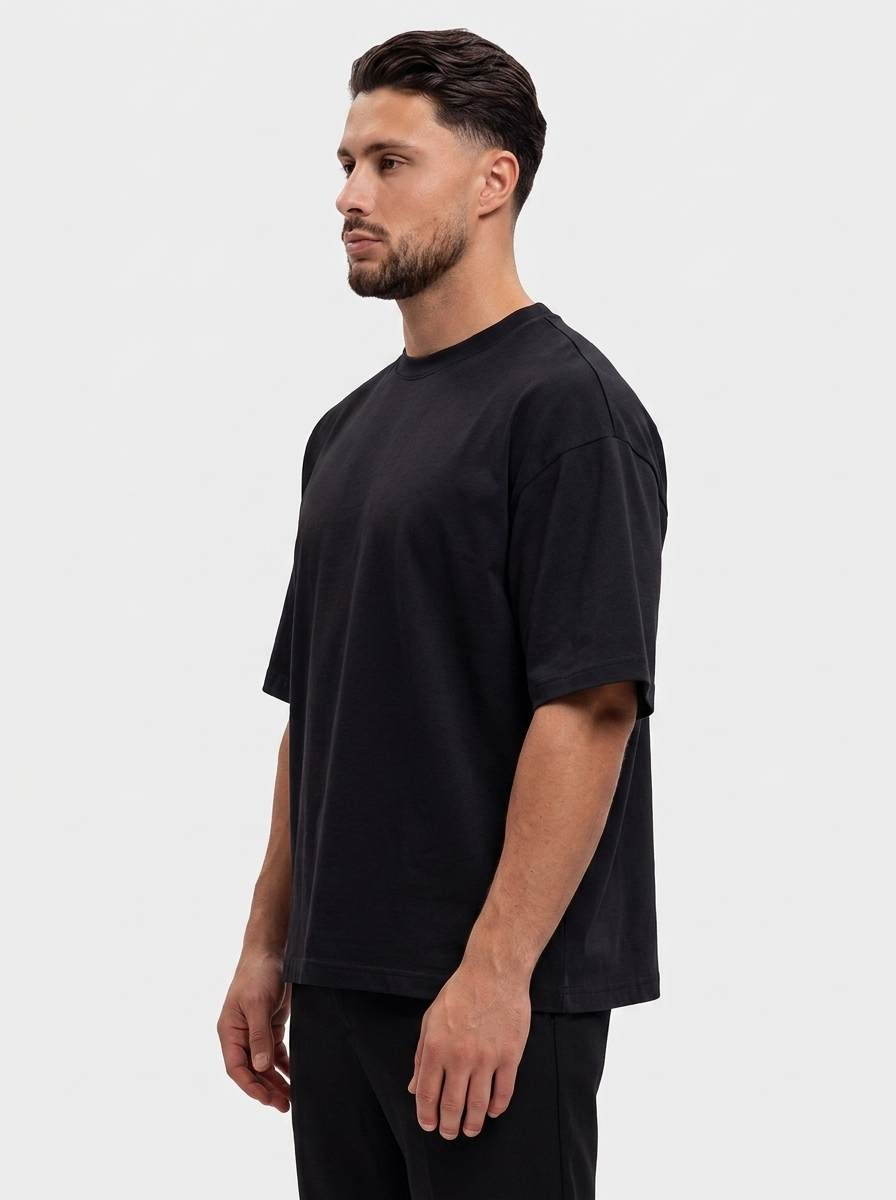 Oversized Cotton T-Shirt Black — zijkant, oversized fit met dropped shoulders