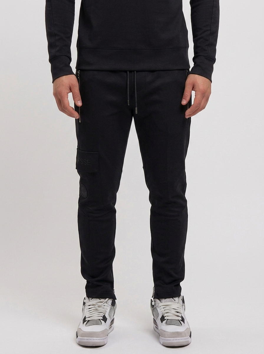 Capitan Tracksuit Black - broek voorkant studio