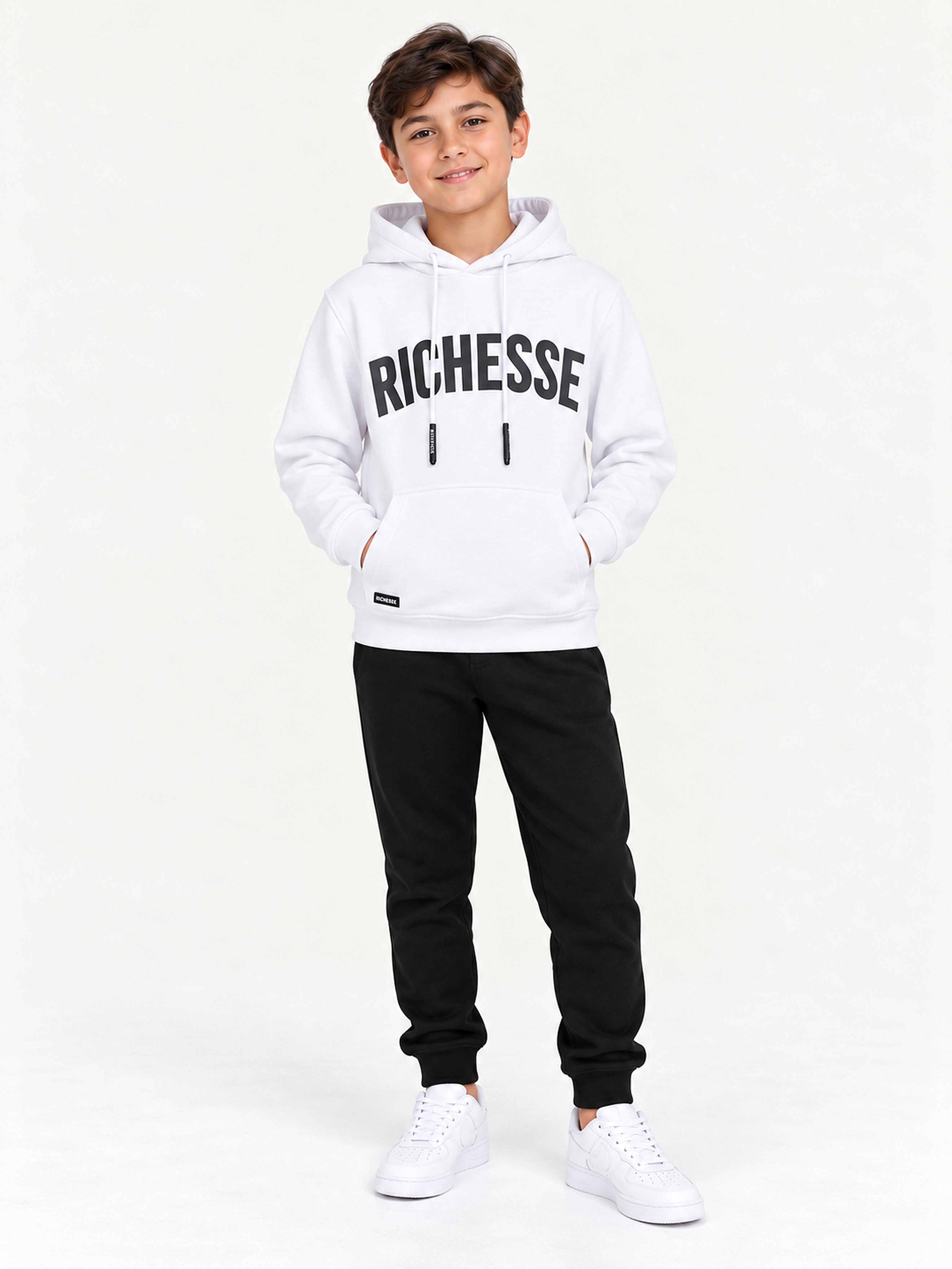 Richesse Brand Hoodie JR White - voorkant op model