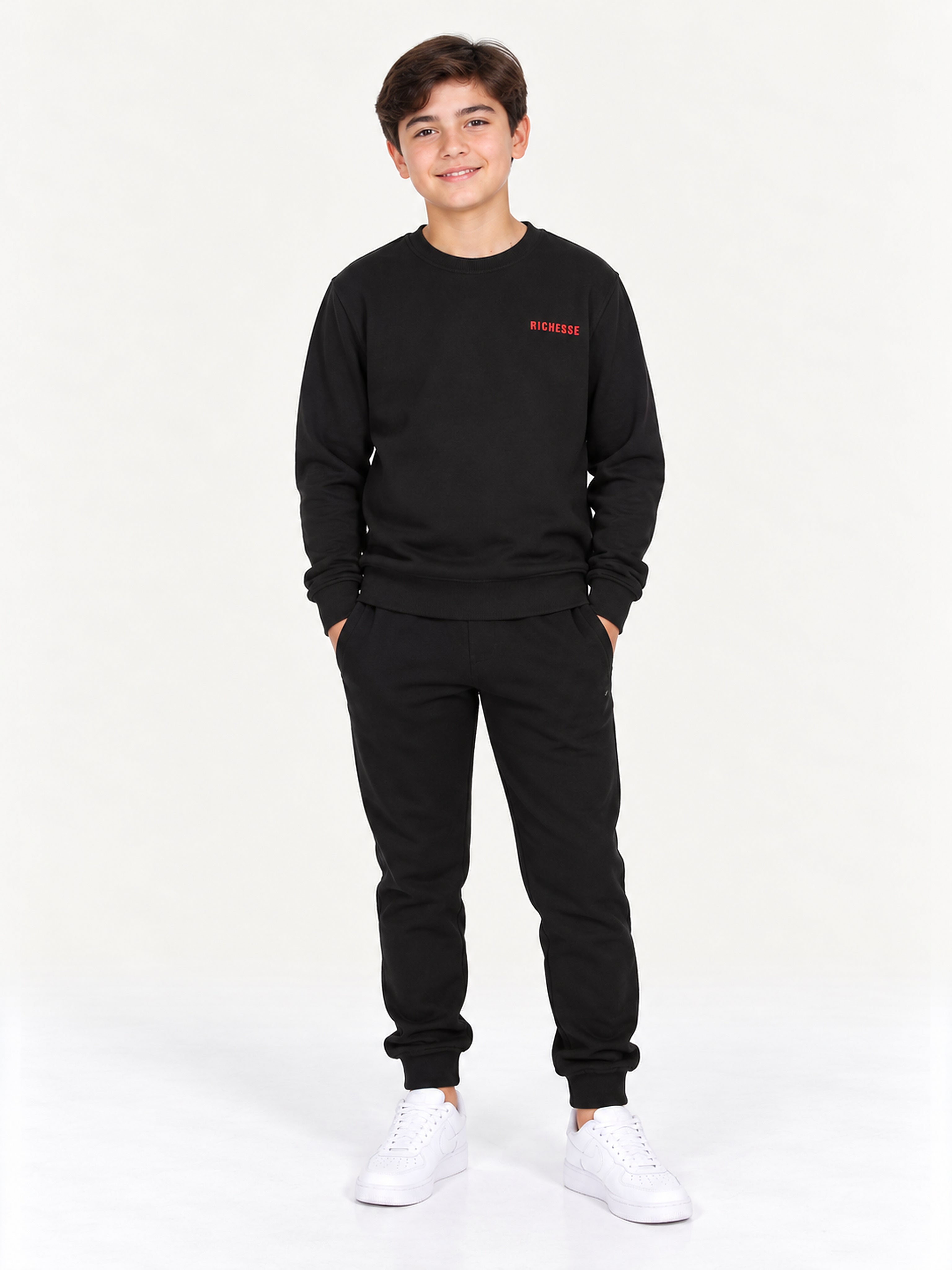 Richesse Crewneck JR Black - voorkant op model