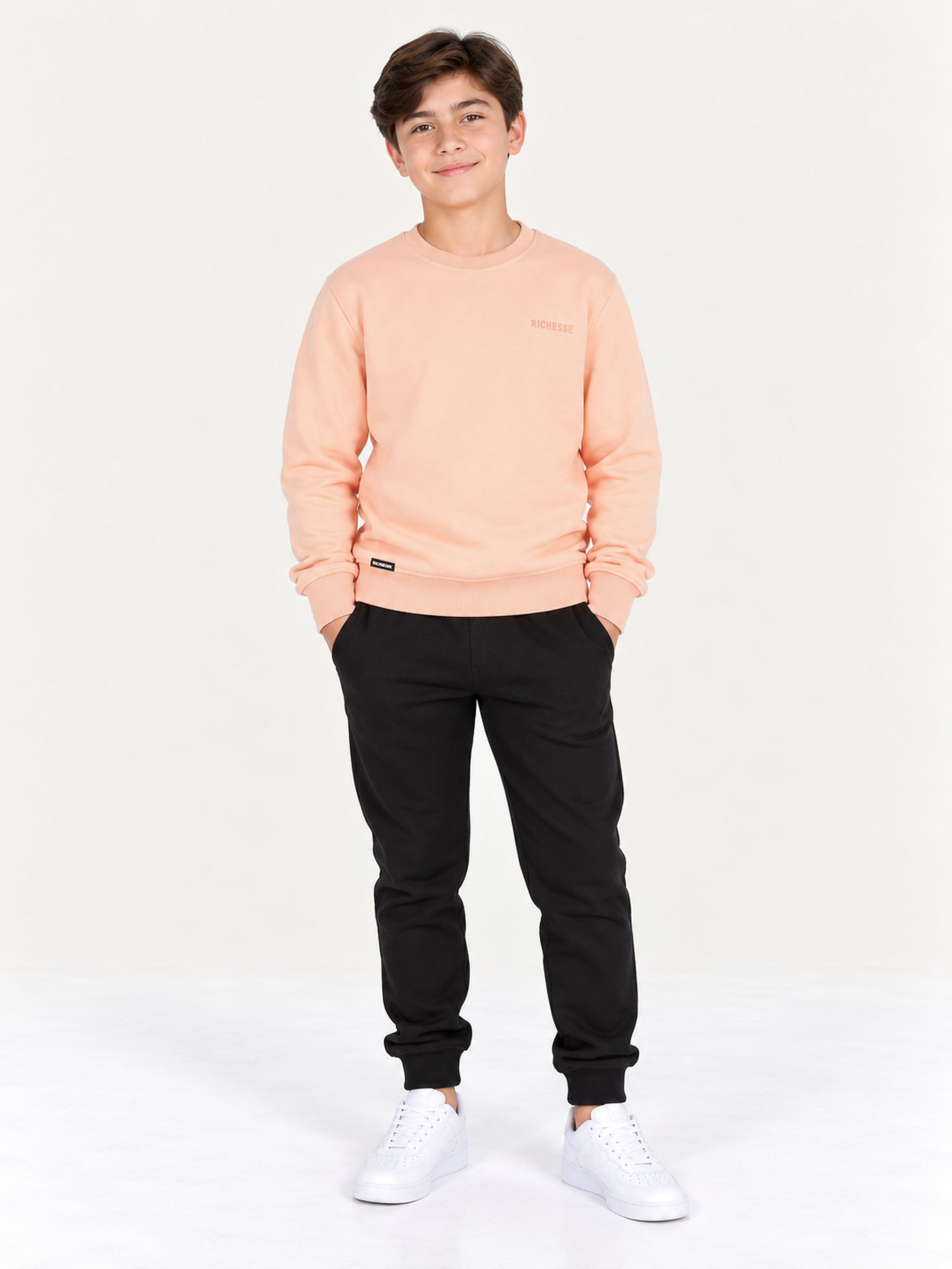 Richesse Crewneck JR Pink - voorkant op model