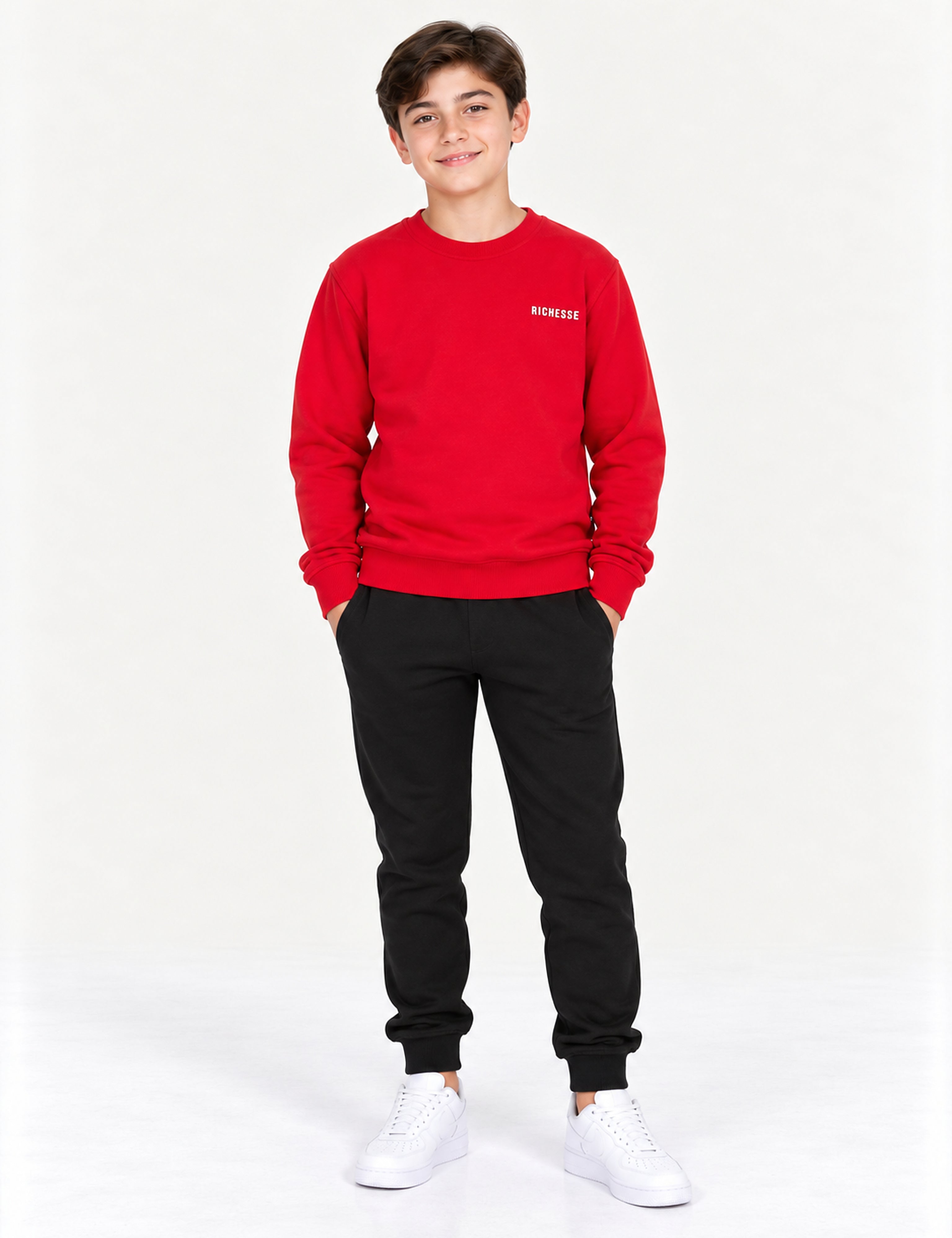 Richesse Crewneck JR Red - voorkant op model