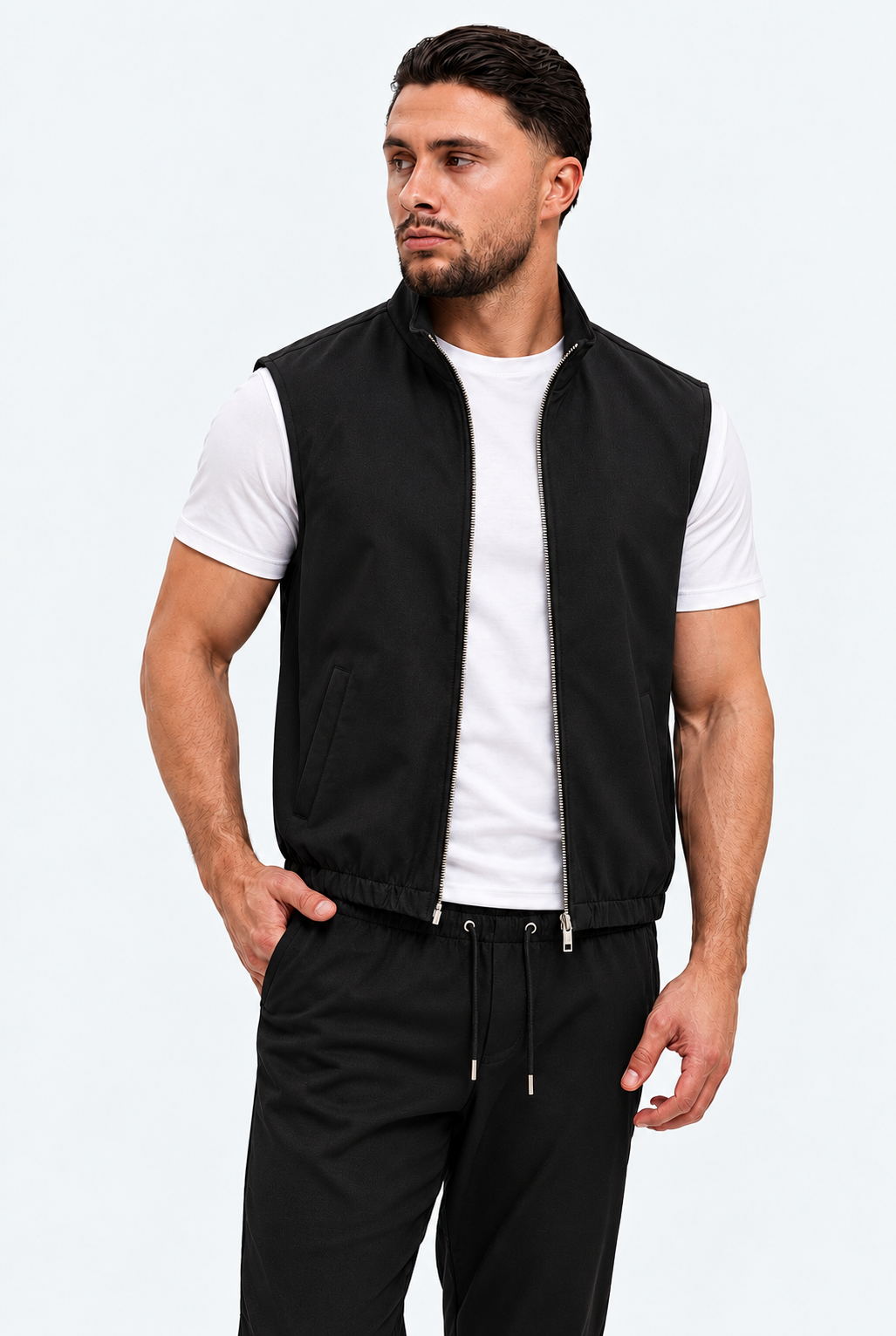 MONZA bodywarmer zwart – vooraanzicht met blik opzij, complete set met bijpassende pants (studio)