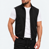 MONZA bodywarmer zwart – vooraanzicht met blik opzij, complete set met bijpassende pants (studio)